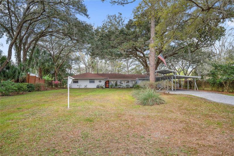 Large ext front yard with parking for boat/RV