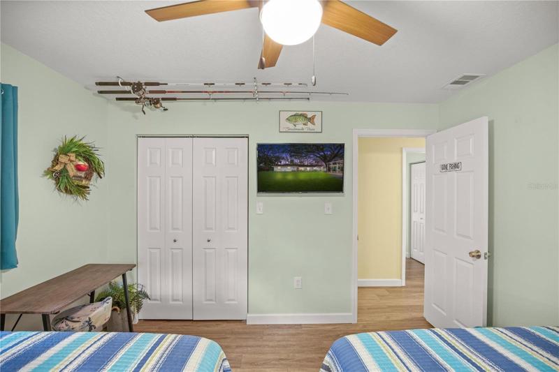 3rd bedroom w/walkin closet