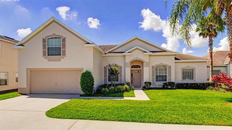 Contemporary style home backing to perimeter of community