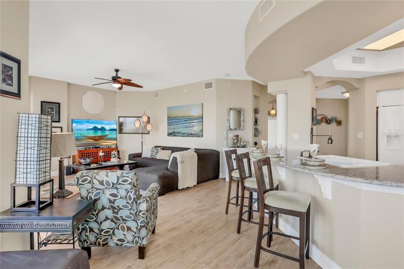 Large island with plenty of seating