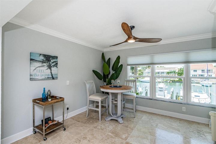 Living room/Sunroom