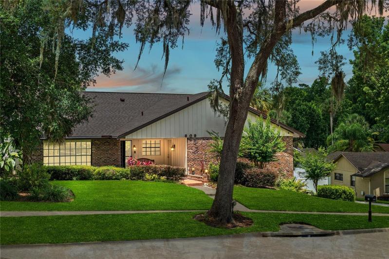 Immaculately maintained Sweetwater Oaks Spa & Pool Home!
