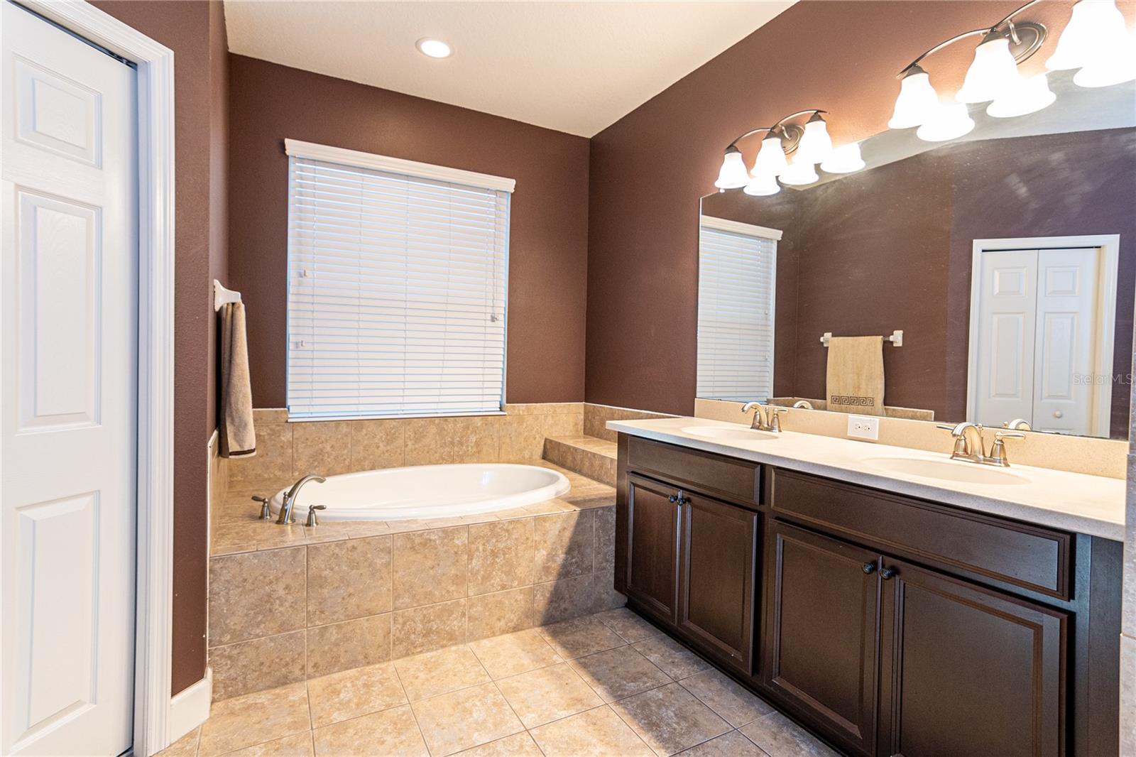 Soaking garden tub