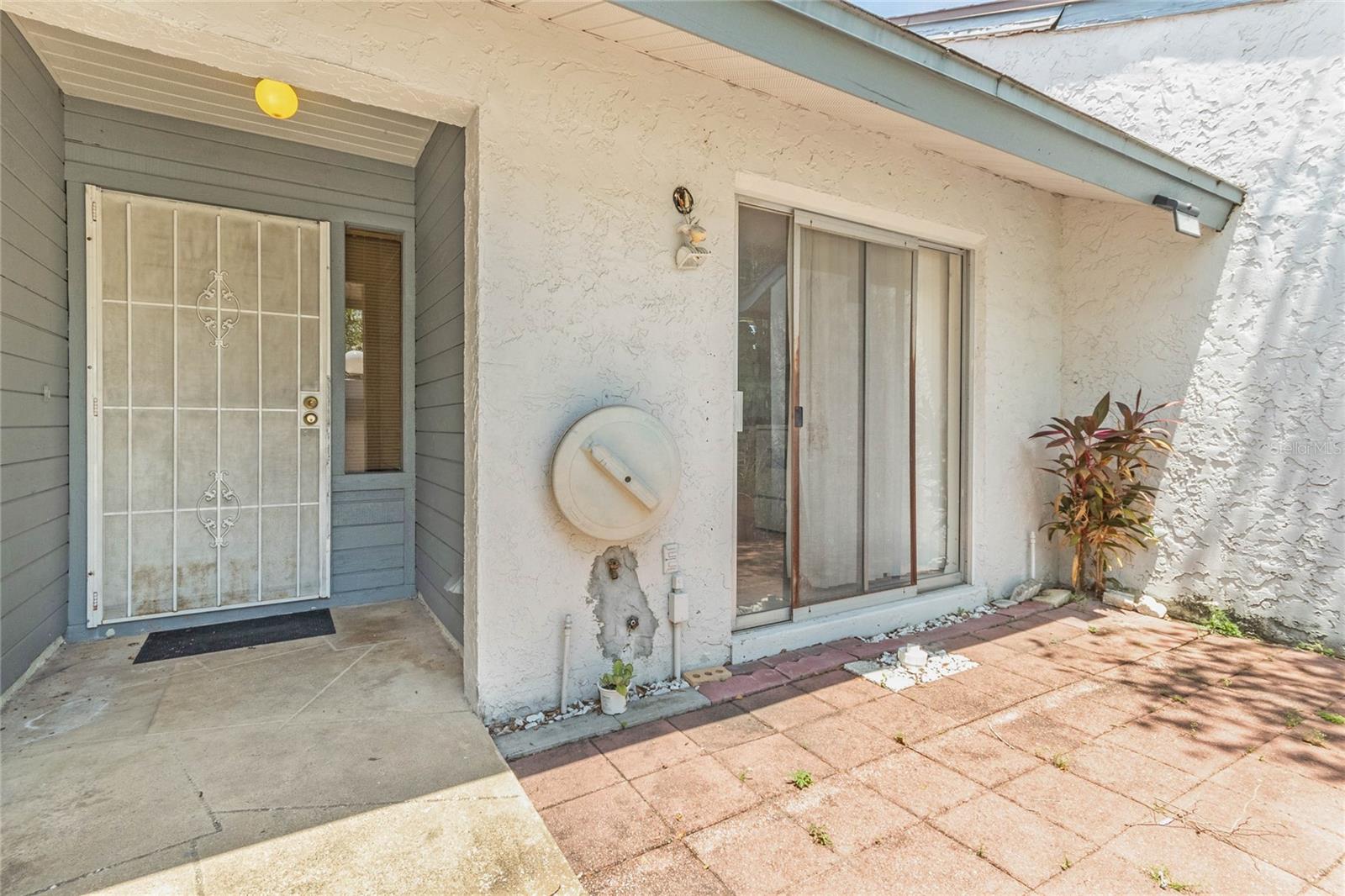 Front patio/sitting area