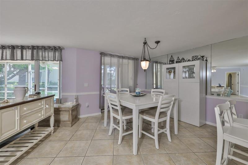 Dining room w/lanai access.