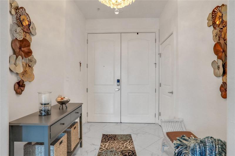 Large foyer with rotunda