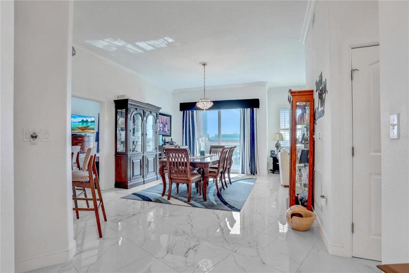 10 foot ceilings, curved walls, custom features