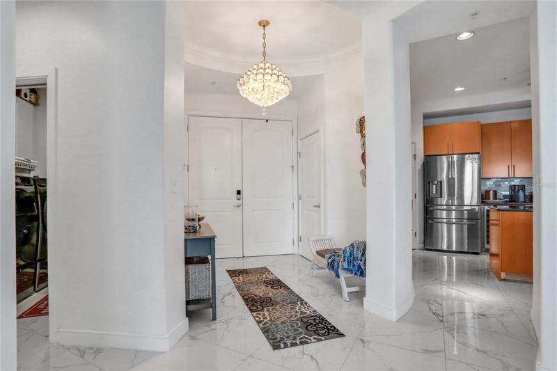 Porcelain shiny flooring with soft grey veining