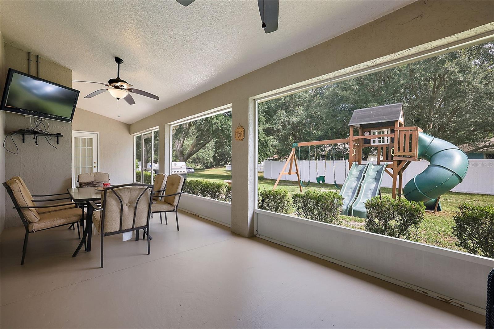 Large Screened-In Lanai