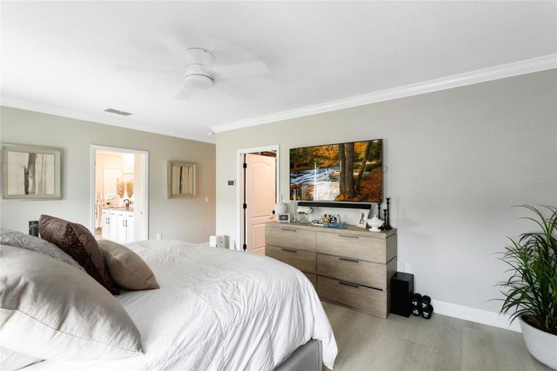 Featuring a spacious walk-in closet and an en suite bath with a tranquil atmosphere.