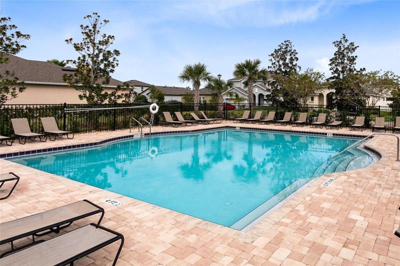Enjoy the SPARKLING community pool!