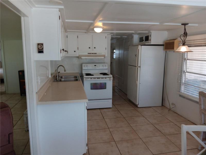 Efficient kitchen. The earing area is behind you.