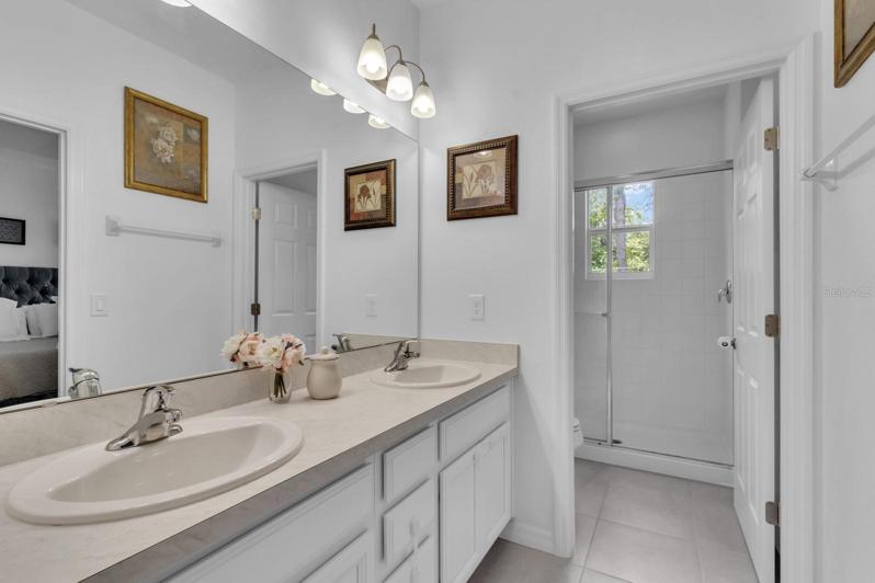 En-suite Dual vanities