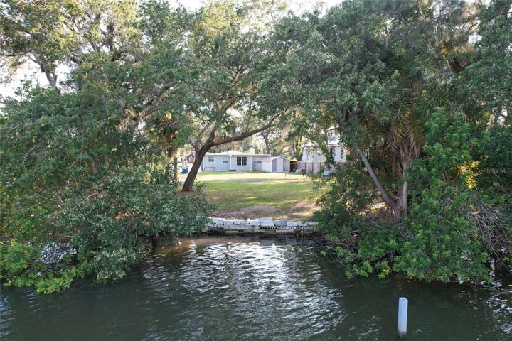 Waterfront 5B/3Bwith a large yard.