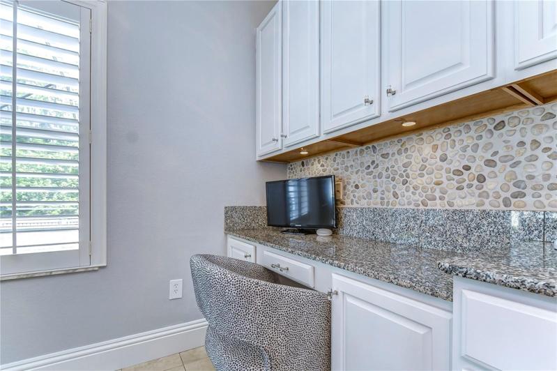 BUILT-IN DESK KITCHEN