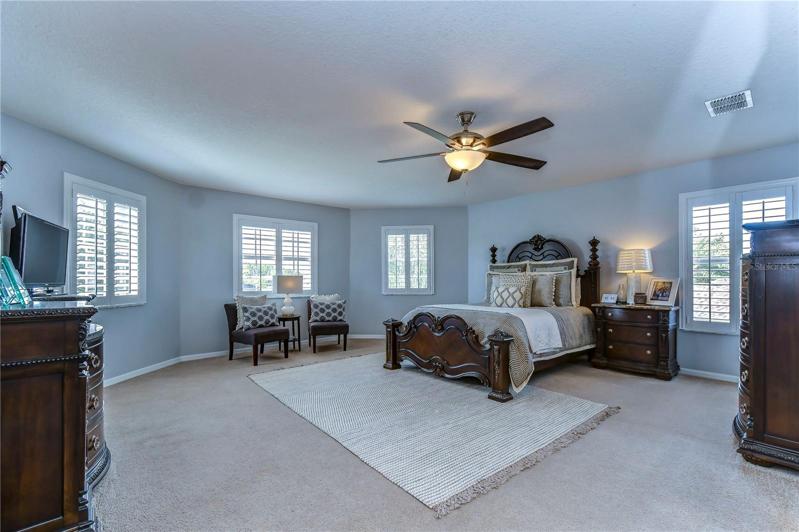 MAIN MASTER SUITE UPSTAIRS