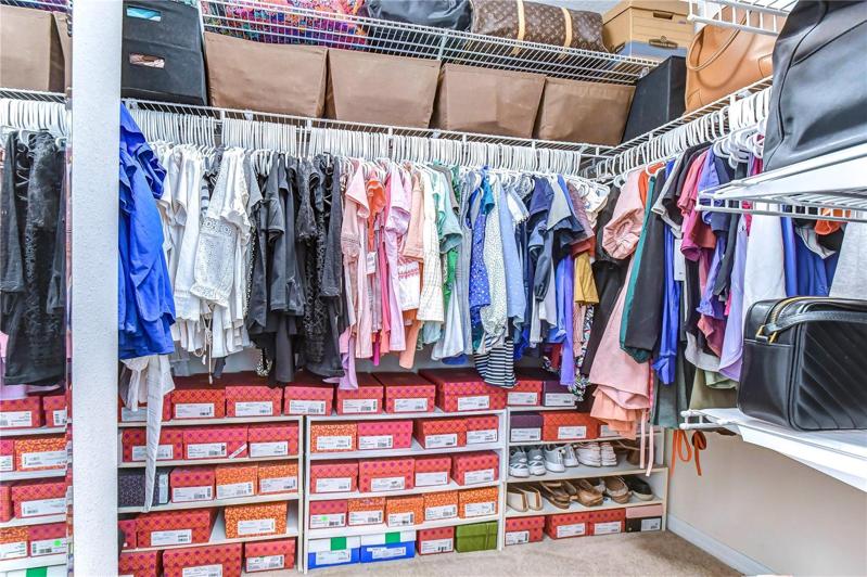 MASTER WALK-IN CLOSET
