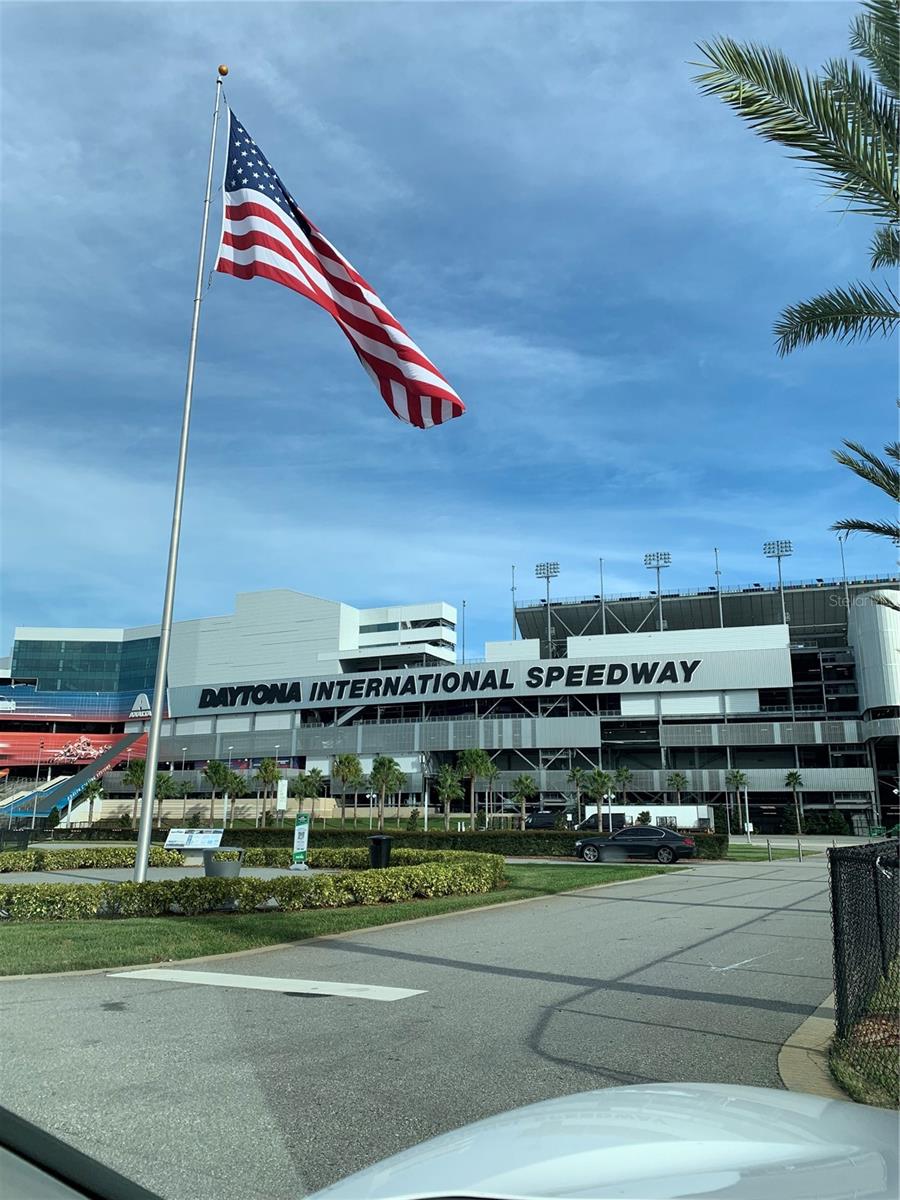 30 minutes to Daytona Speedway