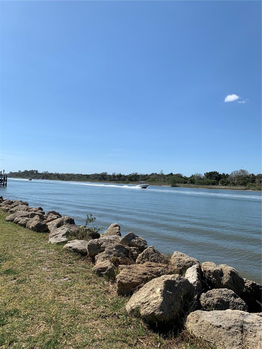 10 minutes to ICW to fish, boat jet ski, tube,