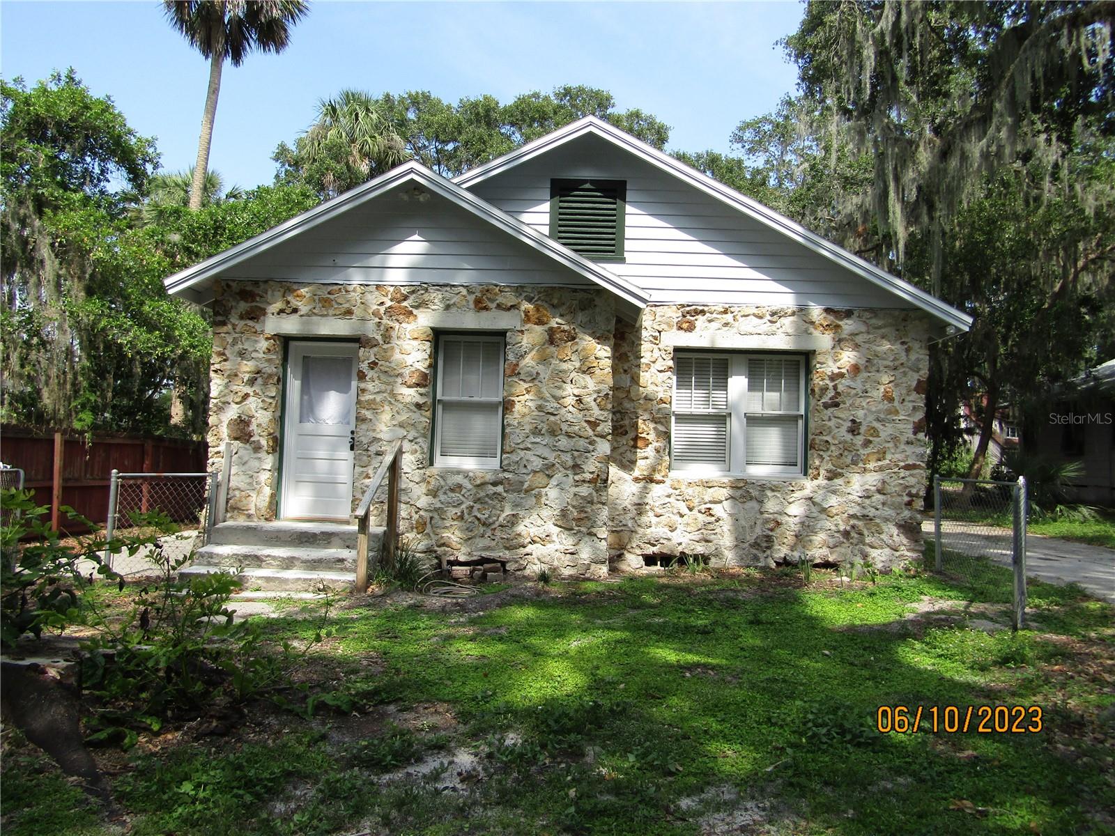 EXTERIOR REAR