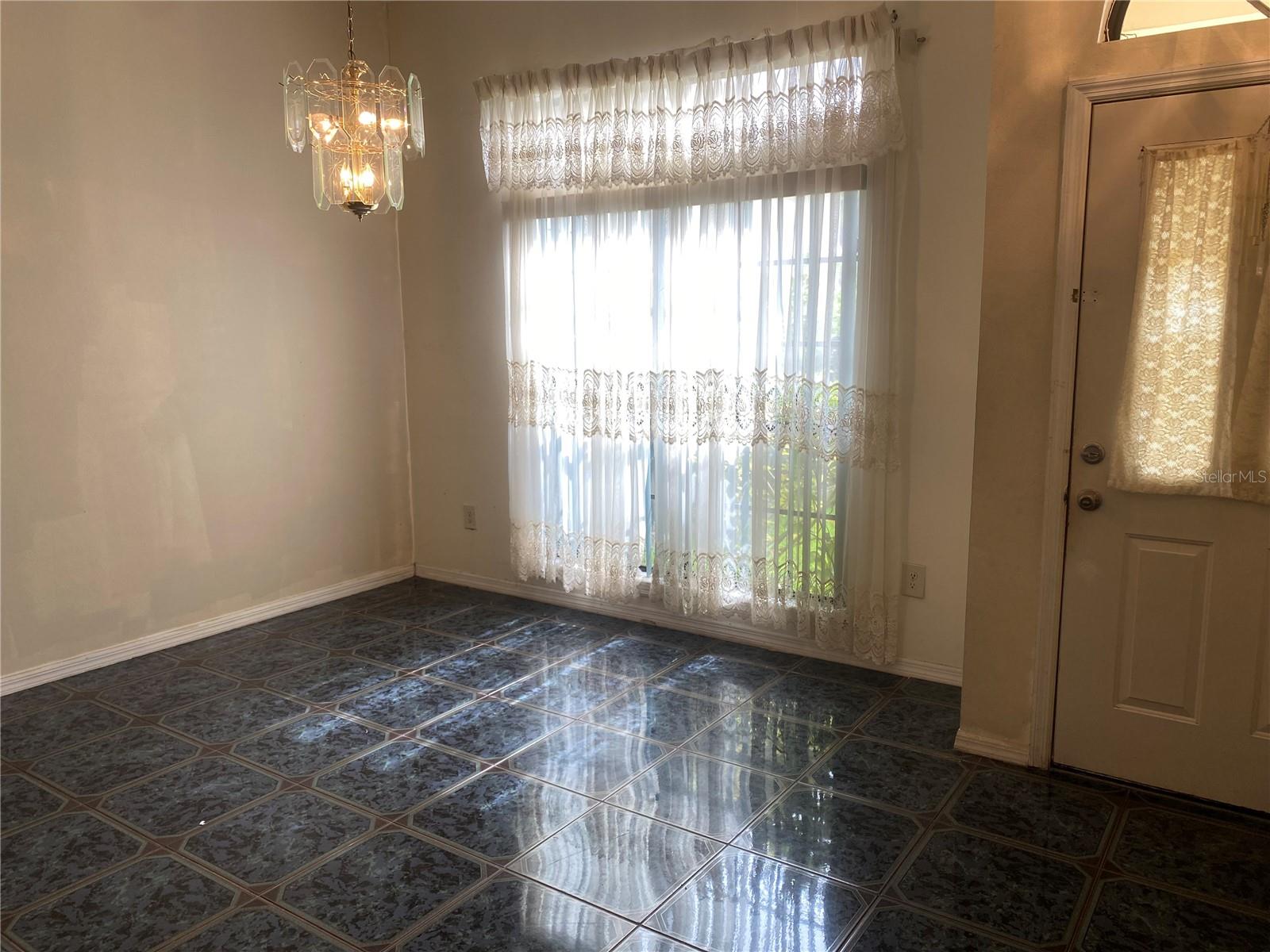 Nice and large dining room for the big family or Holiday gatherings.