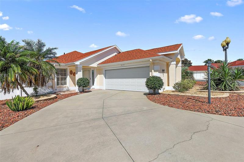 2/2 Sanibel Courtyard Villa w/2 Car Garage