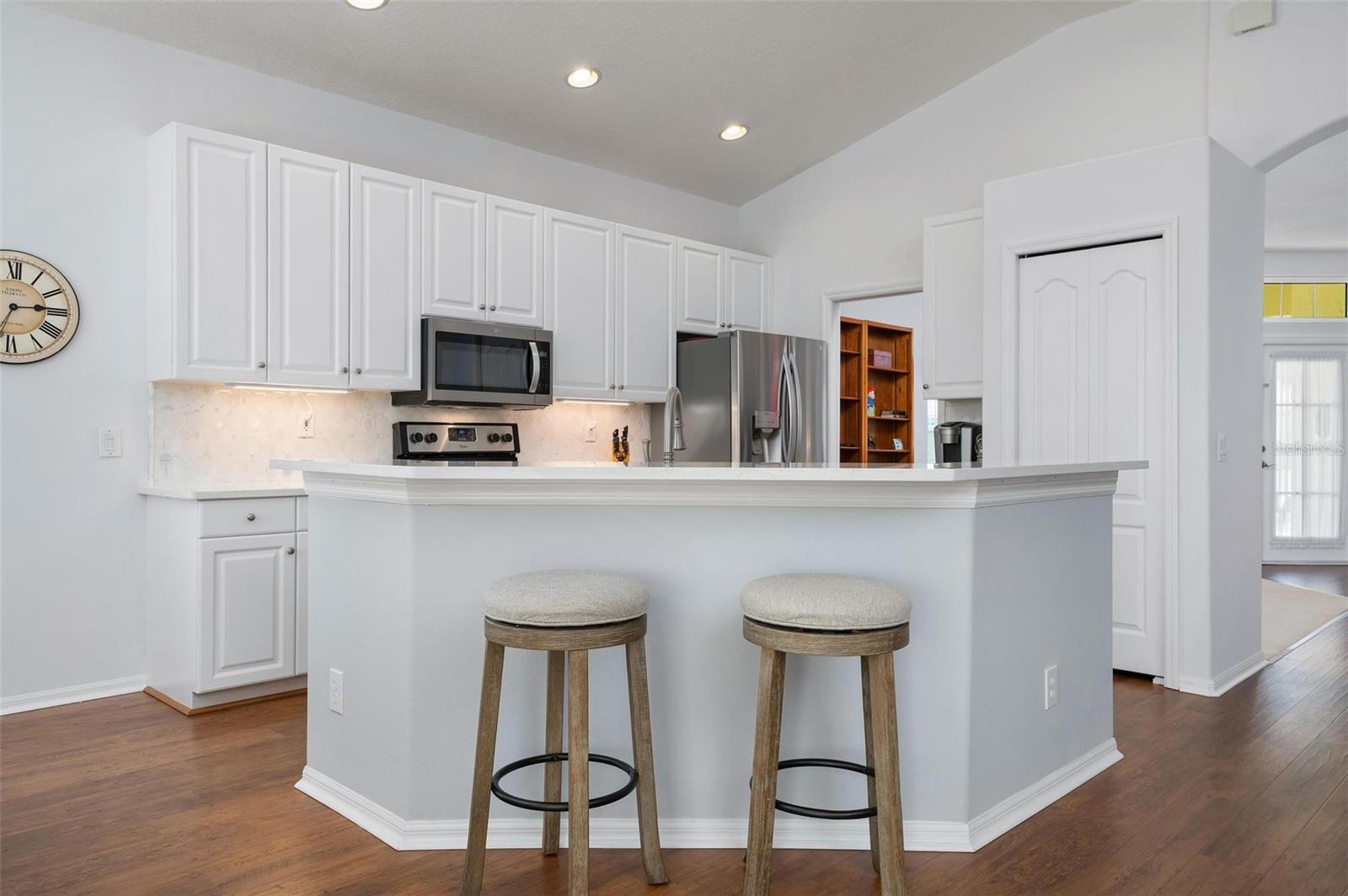 Breakfast bar, kitchen