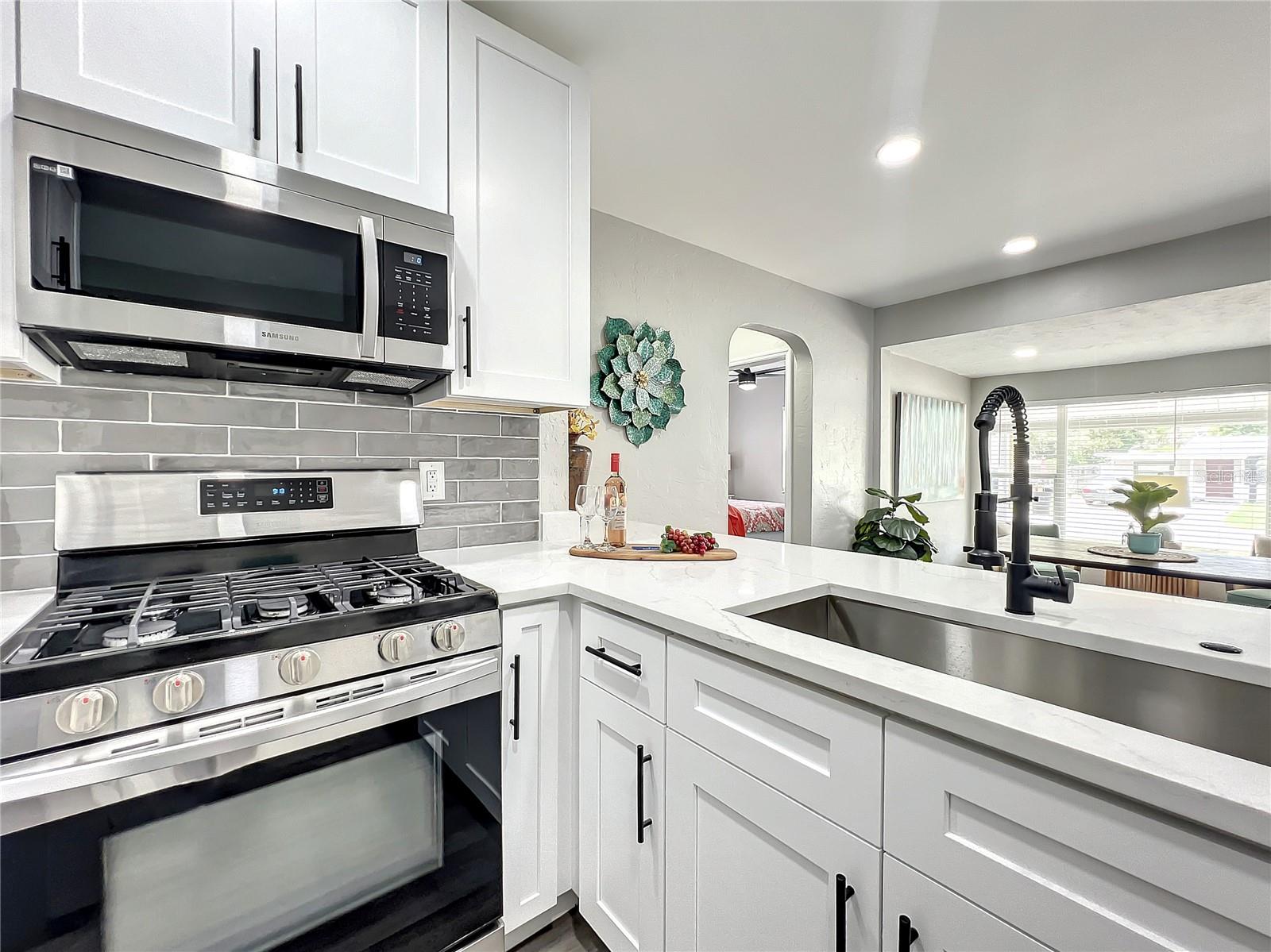 Kitchen with Solid Wood Shaker Soft Close Cabintry