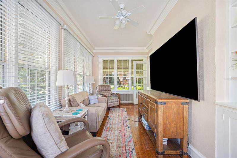 Flex space off of living room perfect for den/study/library