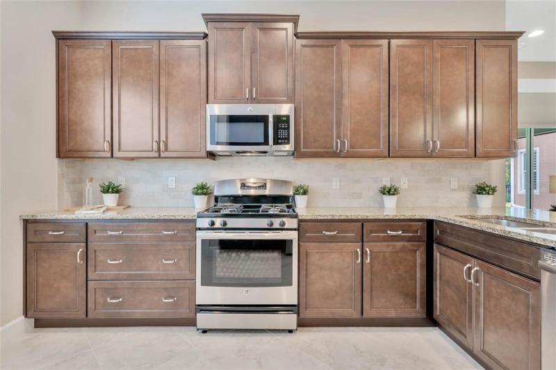 Kitchen w/ 42