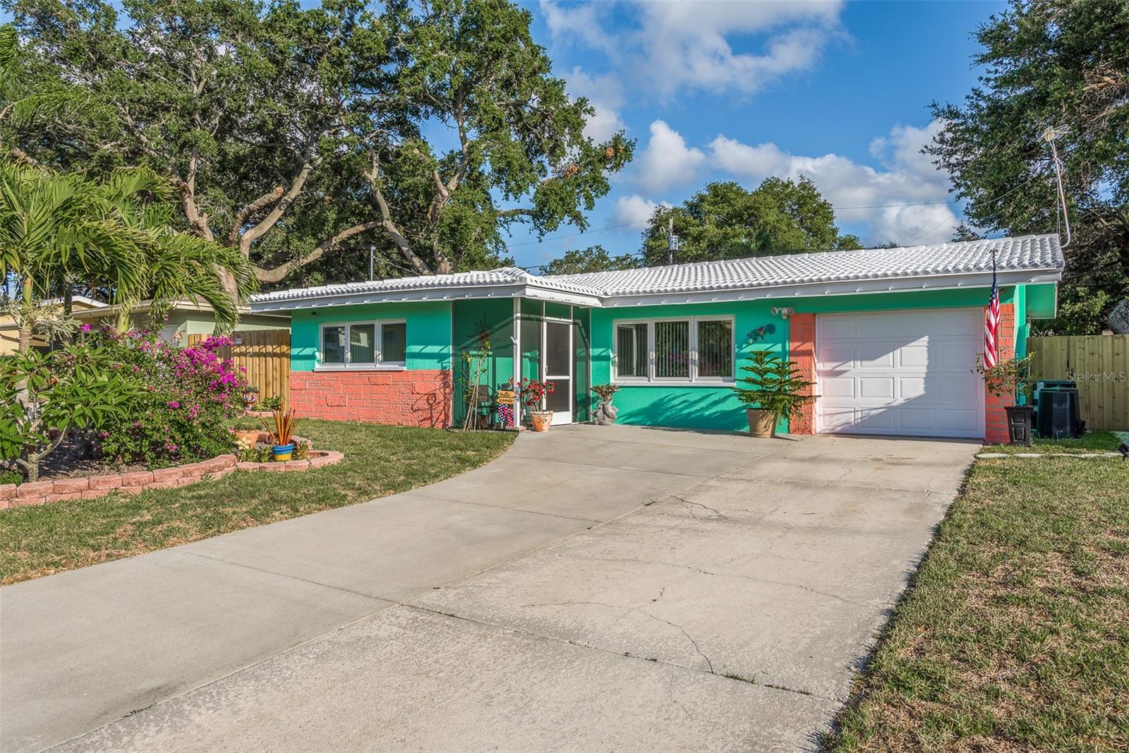 Come see this AMAZING 2 bedroom HOME!