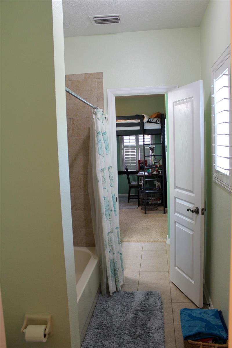 Jack & Jill bath between bedrooms 3 & 4