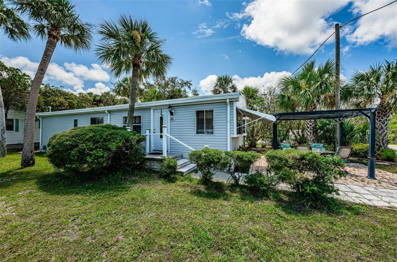 Front view with oversized corner lot