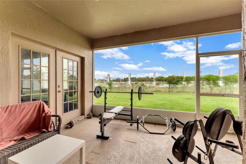 SCREENED LANAI!