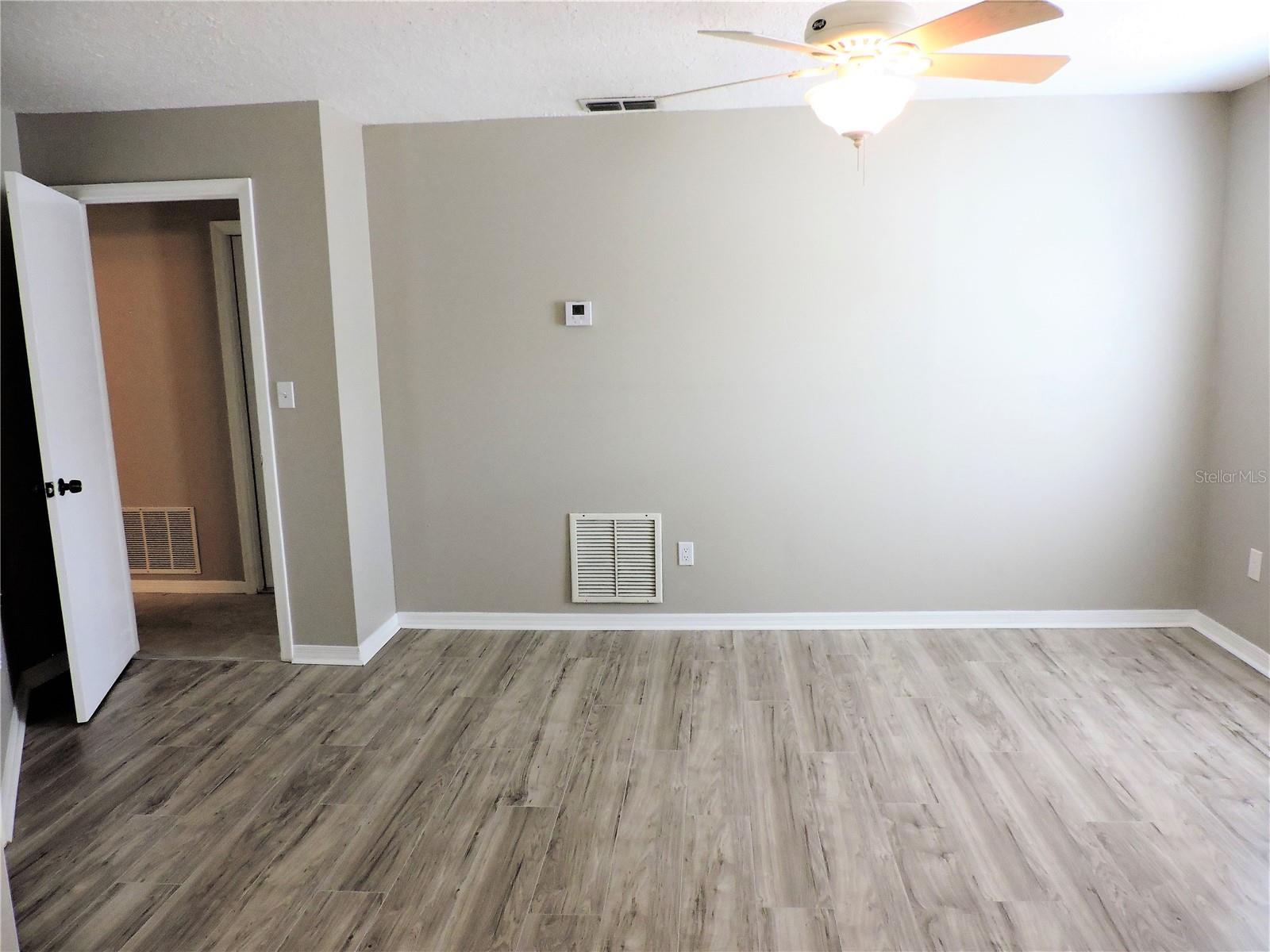 Very large bedroom 4 ciew 1