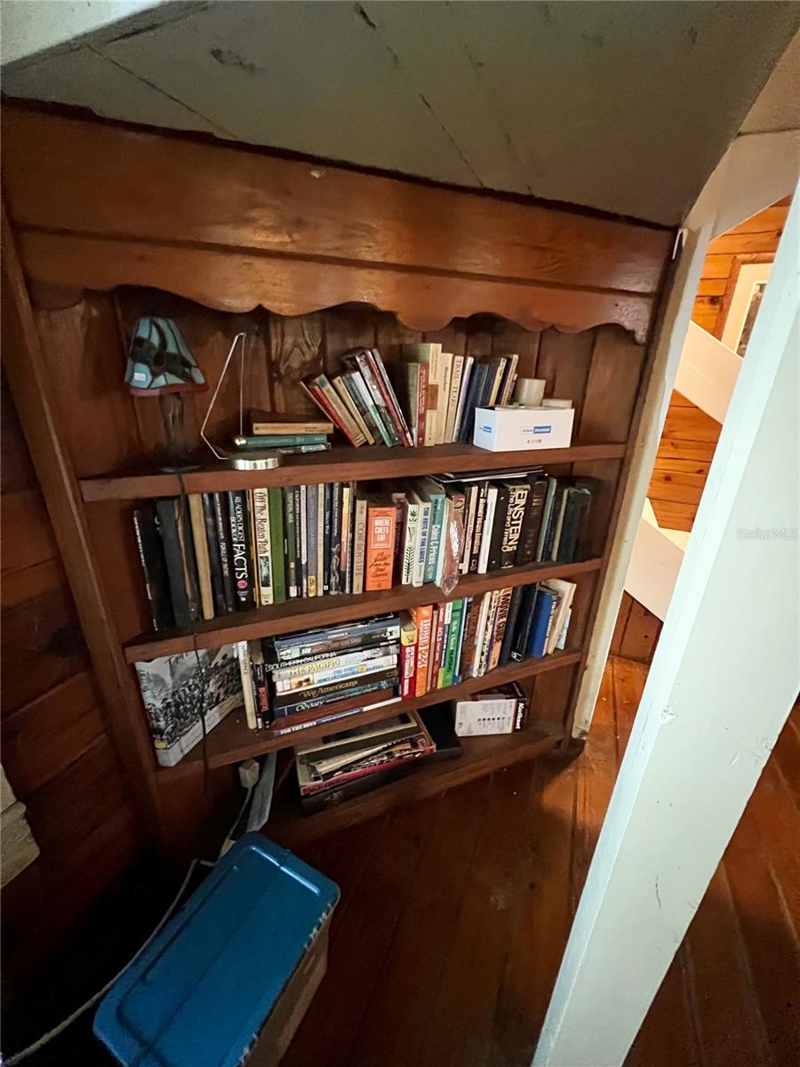 Built in book shelf-508 Oak Terrace St., Wildwood, FL 34785