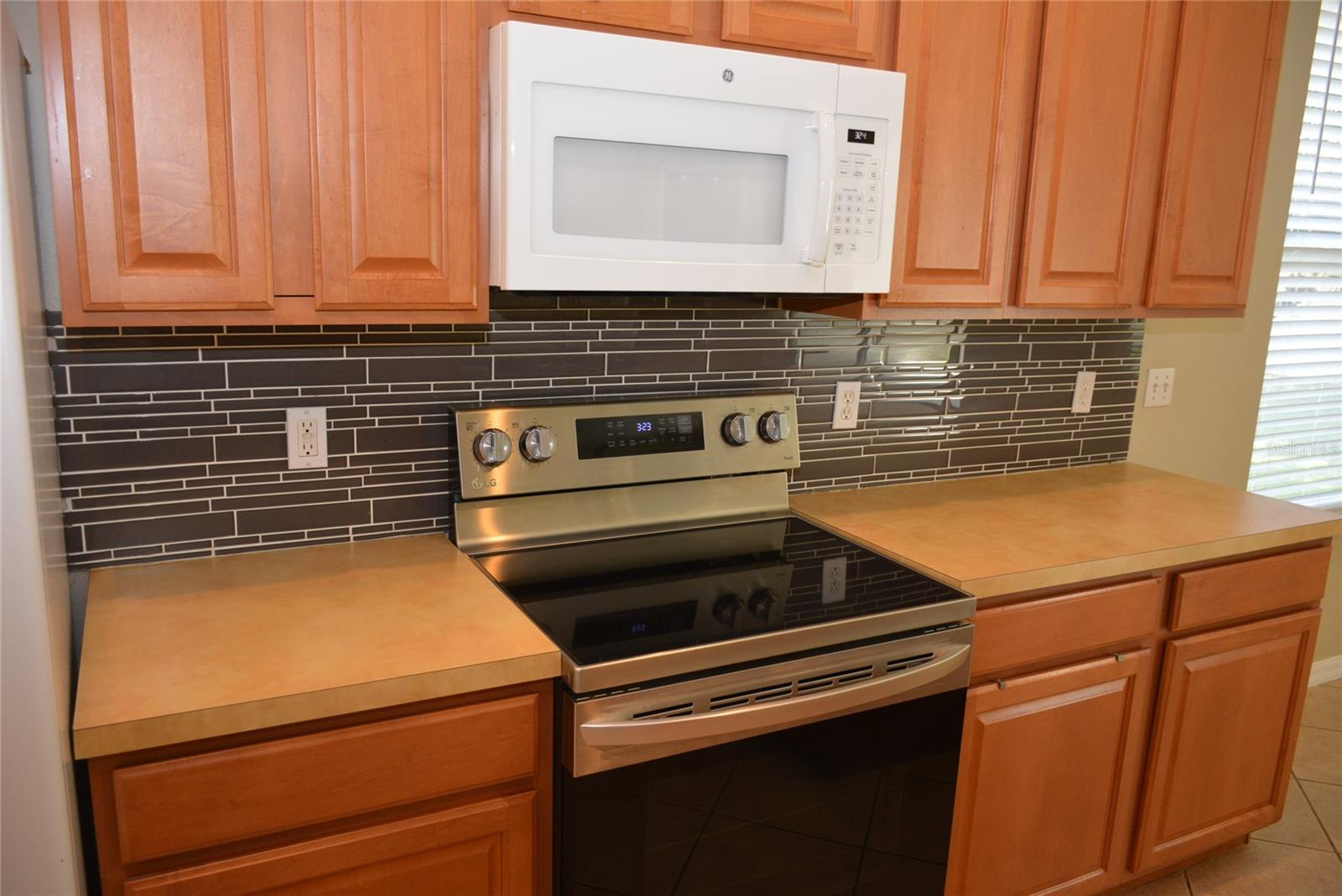 LG stainless steel glass top oven/range and Maytag dishwasher * New microwave in 2022