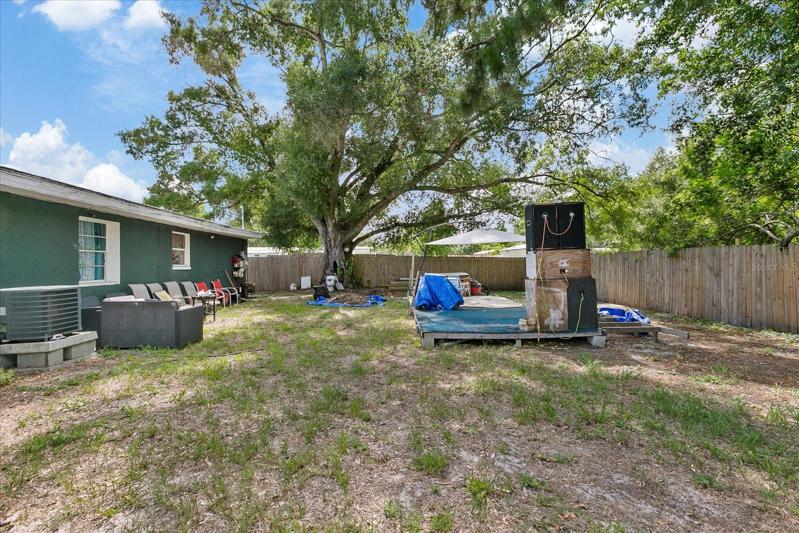 Spaciou Back yard with working Jacuzzi Spa
