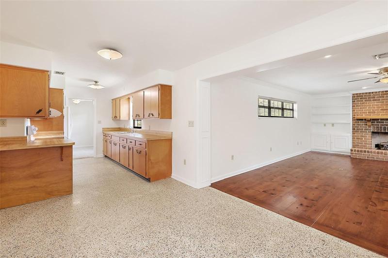 Kitchen - Dinette leading to Family Room