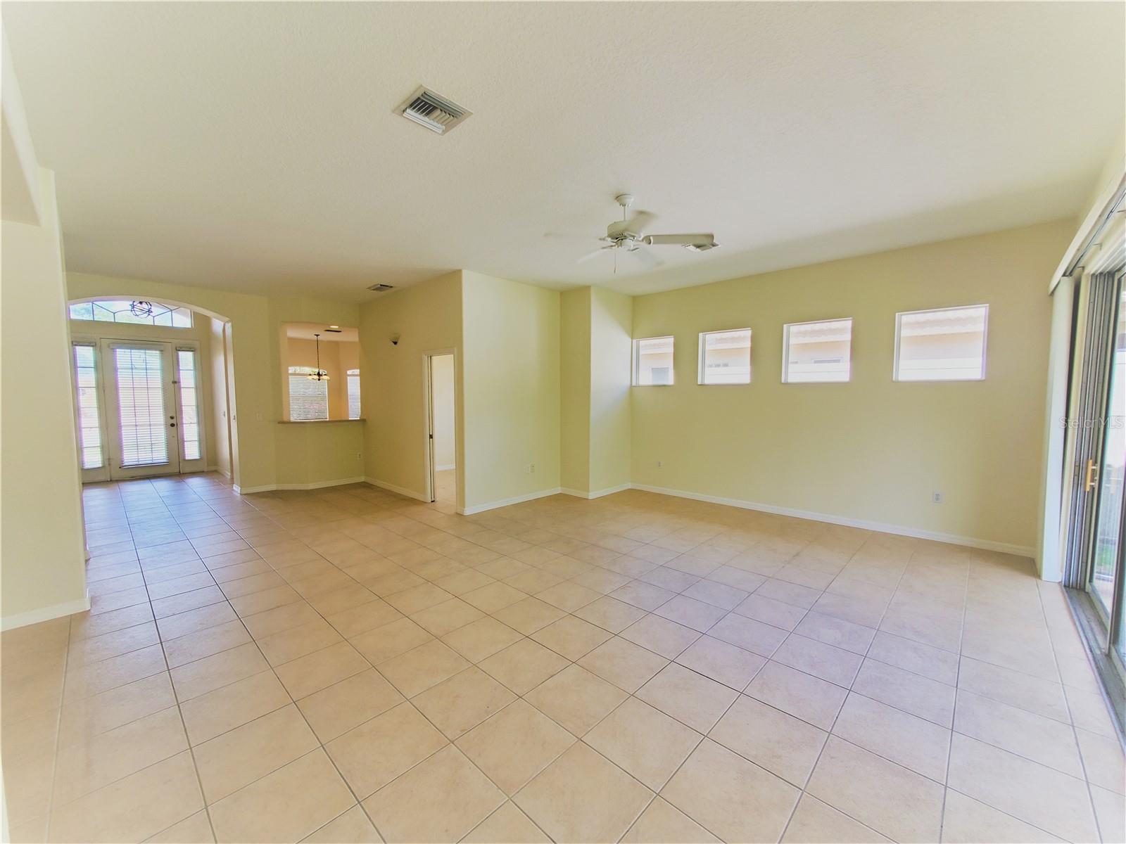 Living room/ Dining room