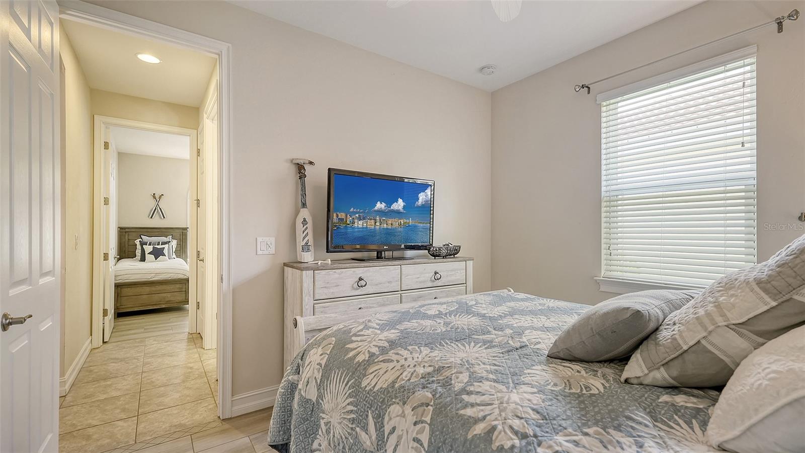 2nd Guest bedroom- queen size bed