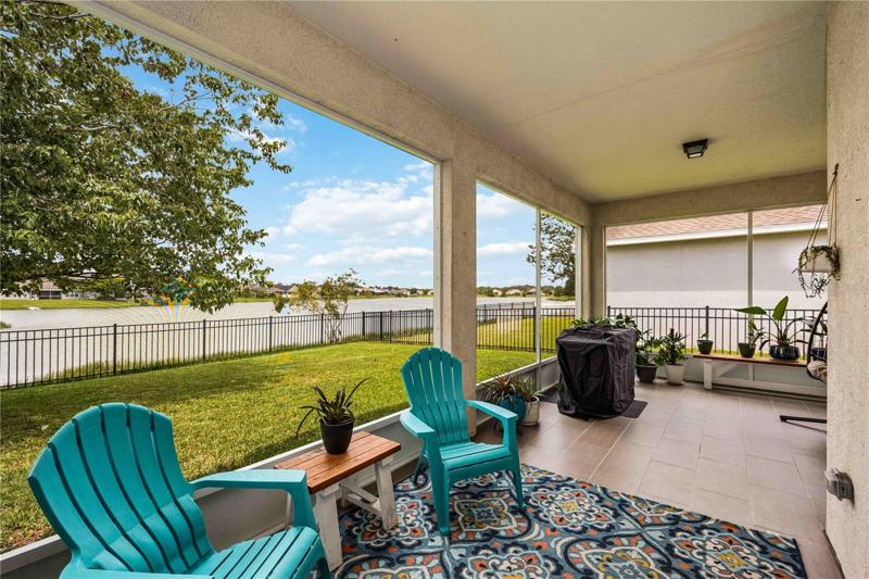 Scenic lanai, captivating lake vistas await.