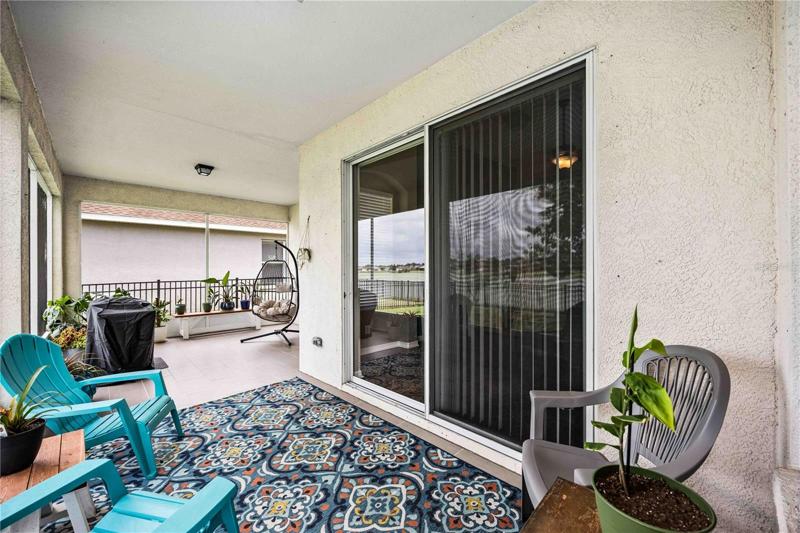 Scenic lanai, captivating lake vistas await.