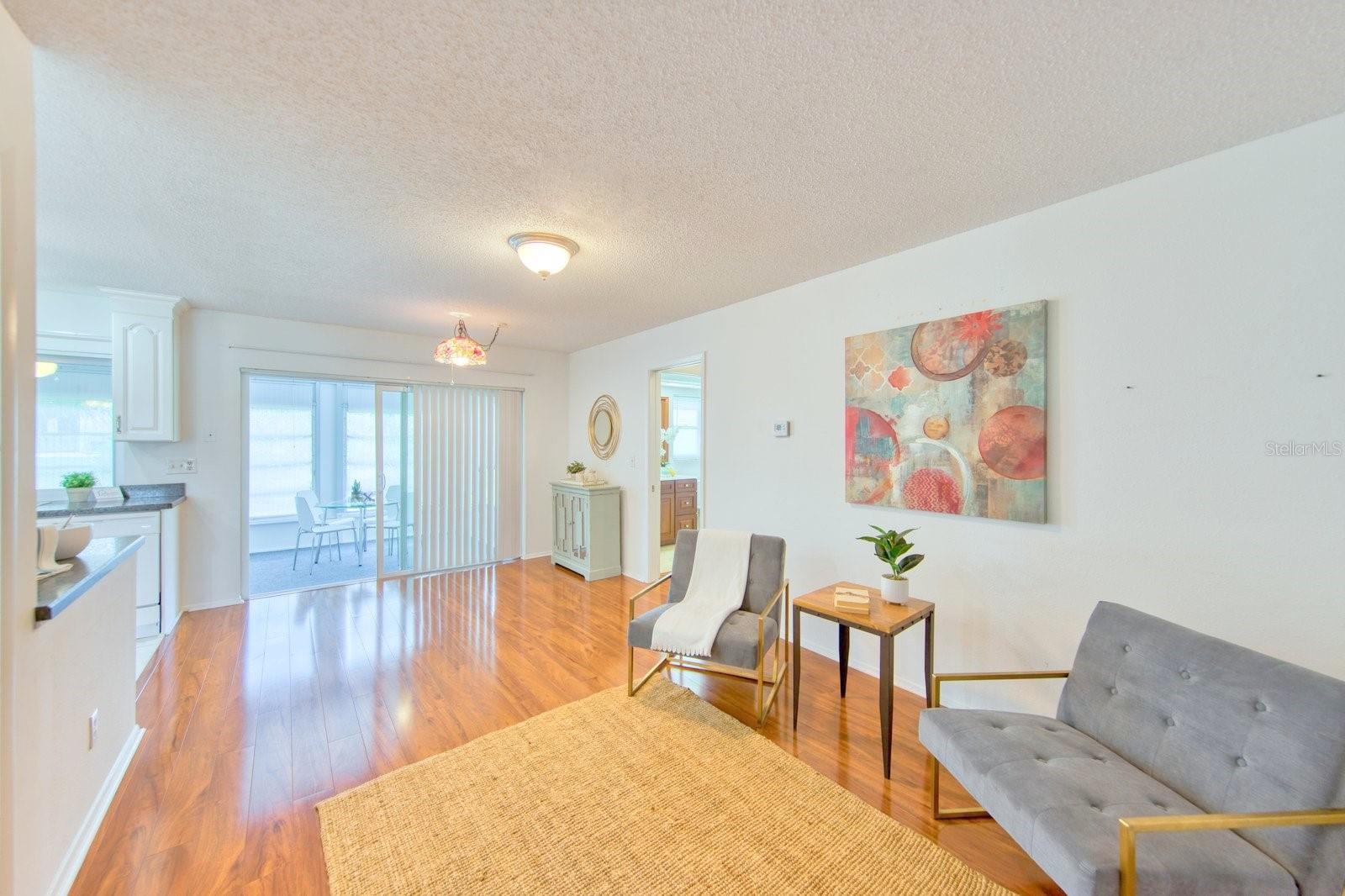 Plenty of room for family &amp; friends to gather~