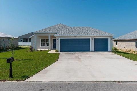 Wide driveway with easy access