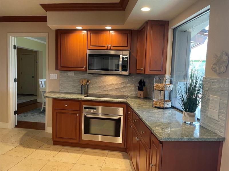 Radiant heat cooktop and convection oven