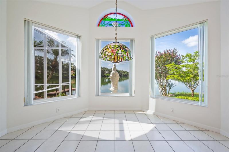 Even the Breakfast Nook has amazing views!