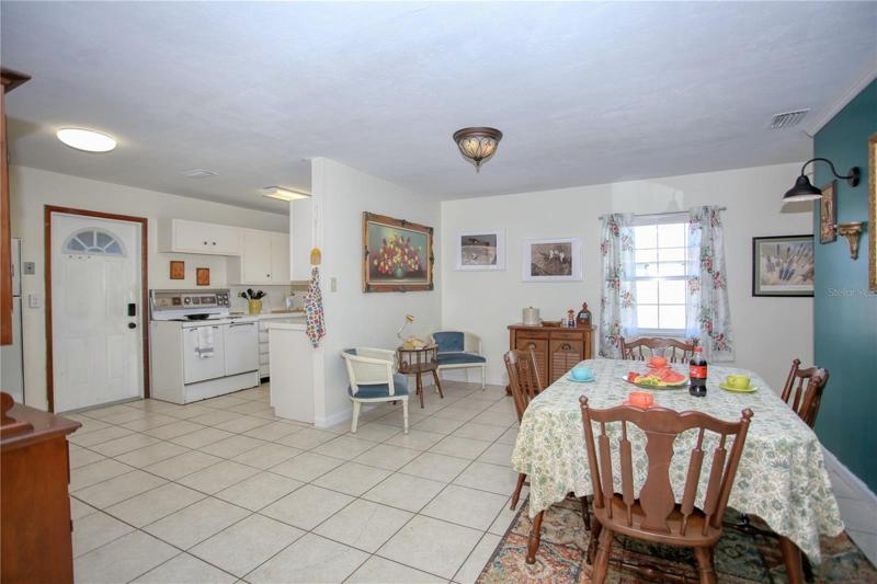 Lots of space in kitchen / dining area