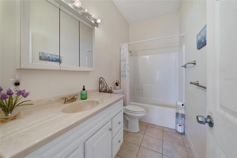 IN-LAW APARTMENT/Bathroom.