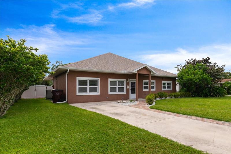 Driveway offers ample parking!